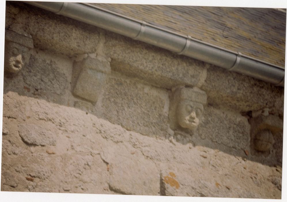 façade latérale sud, détail des modillons sculptés