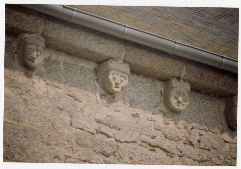 façade latérale sud, détail des modillons sculptés