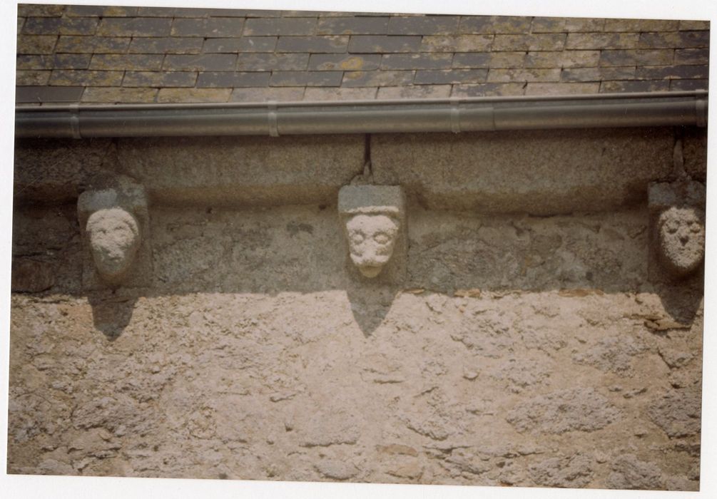 façade latérale sud, détail des modillons sculptés