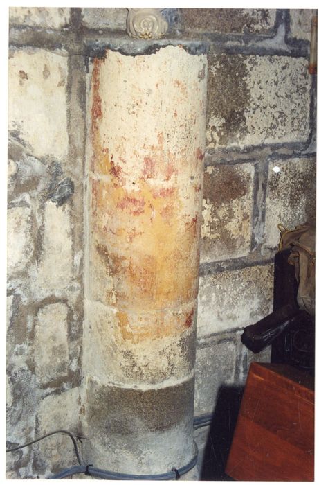 nef, mur gouttereau sud, détail d’un fragment de demi-colonne