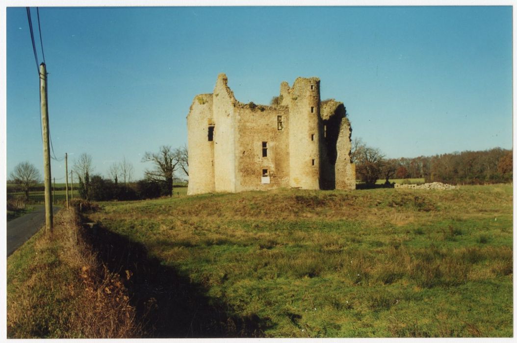 vue générale du château dans son environnement depuis le Sud-Est