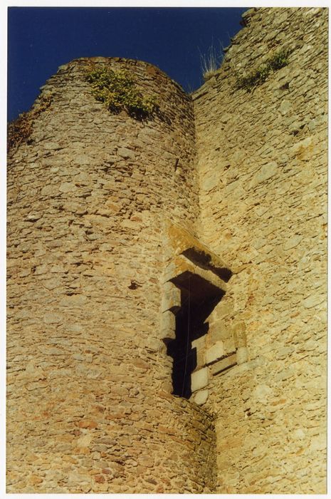 tour d’angle sud-ouest, détail des latrines