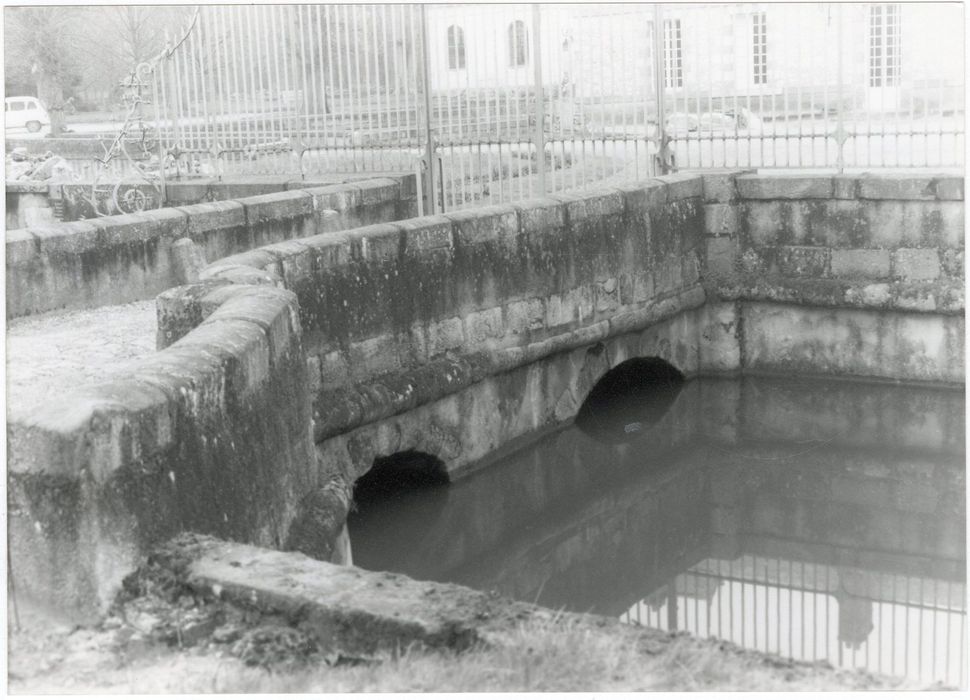 pont d’accès sud à la cour d’honneur