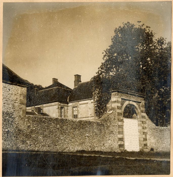 portail d’accès sud à la cour d’honneur