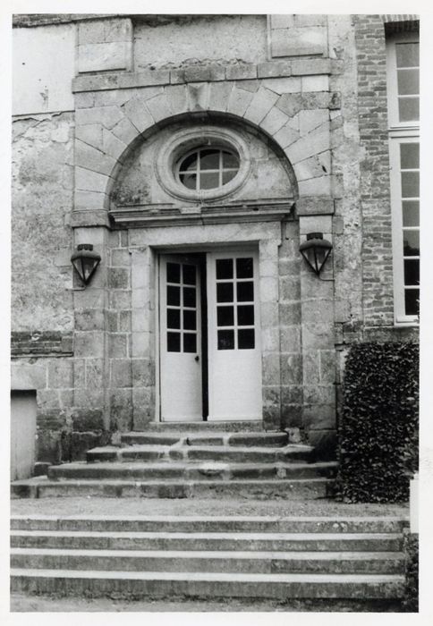 porte d’accès ouest sur la cour d’honneur
