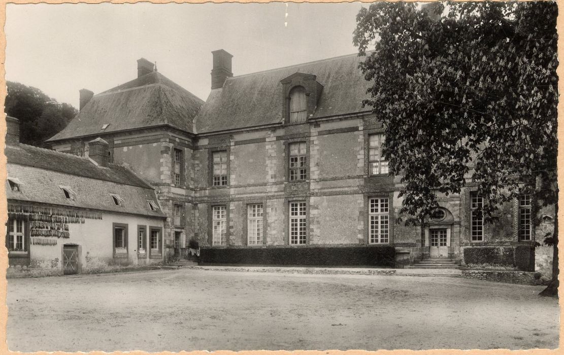 façade ouest sur la cour d’honneur, vue partielle