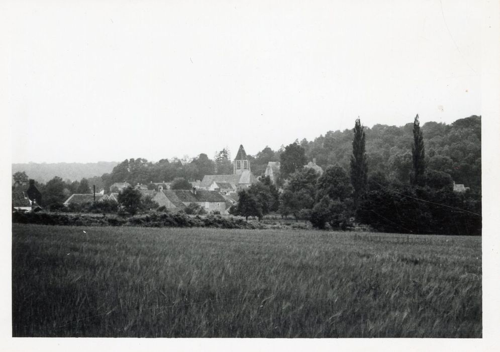 vue partielle de l’église dans son environnement depuis le Sud-Est
