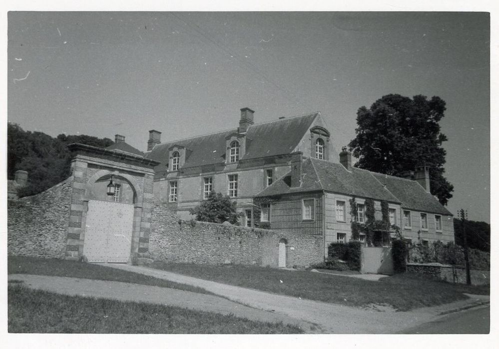 portail d’accès sud sur rue à la cour d’honneur