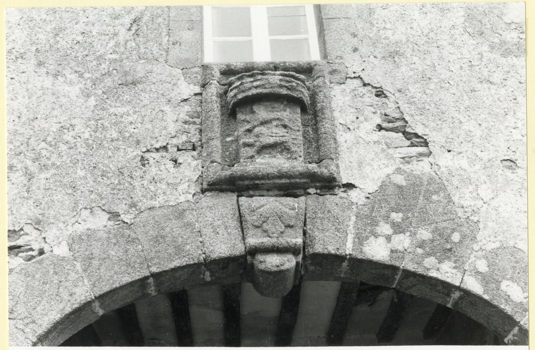 pavillon du porche, façade antérieure, détail d’un bas-relief avec les armes des Rouhault