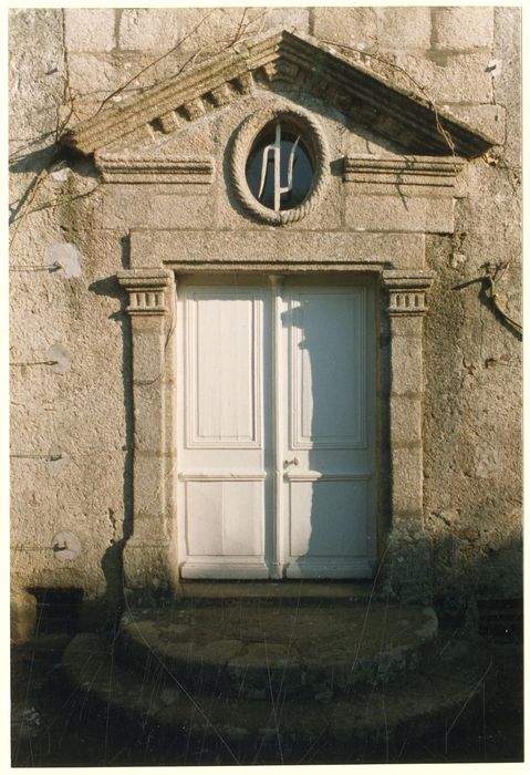 façade sud-ouest, porte d’accès