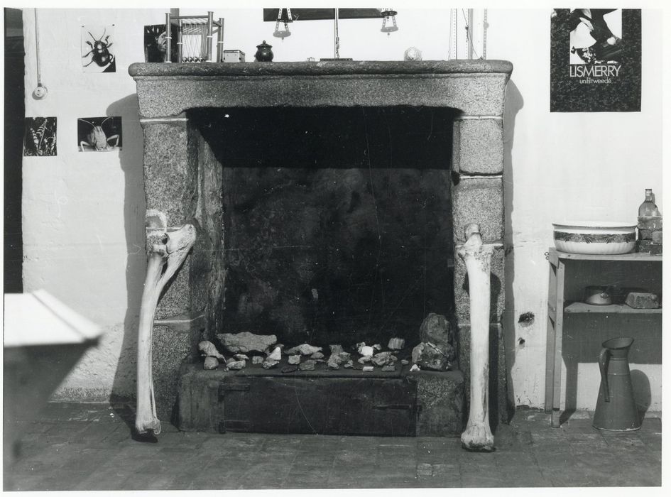 communs, aile est, 1er étage, cheminée