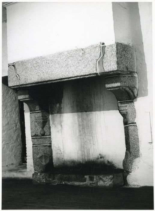 communs, aile est, 1er étage, cheminée monumentale