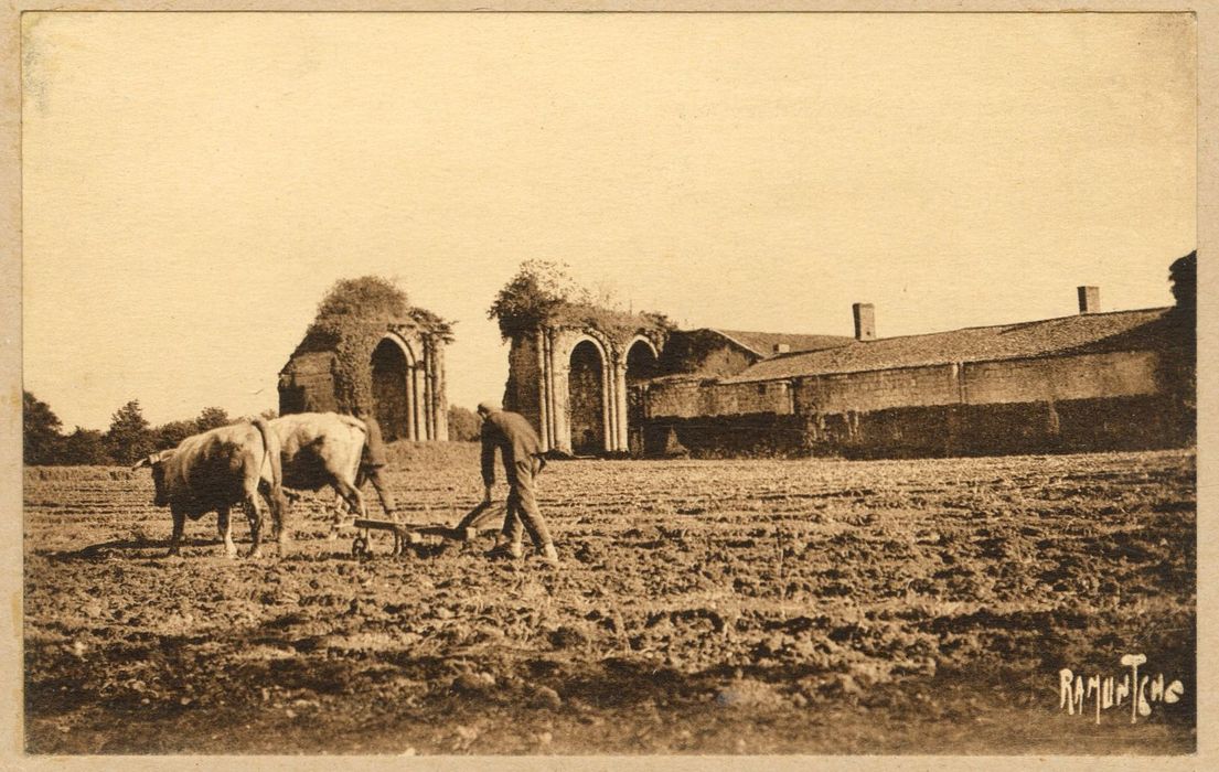 vue partielle de l’église dans son environnement depuis le Nord-Ouest