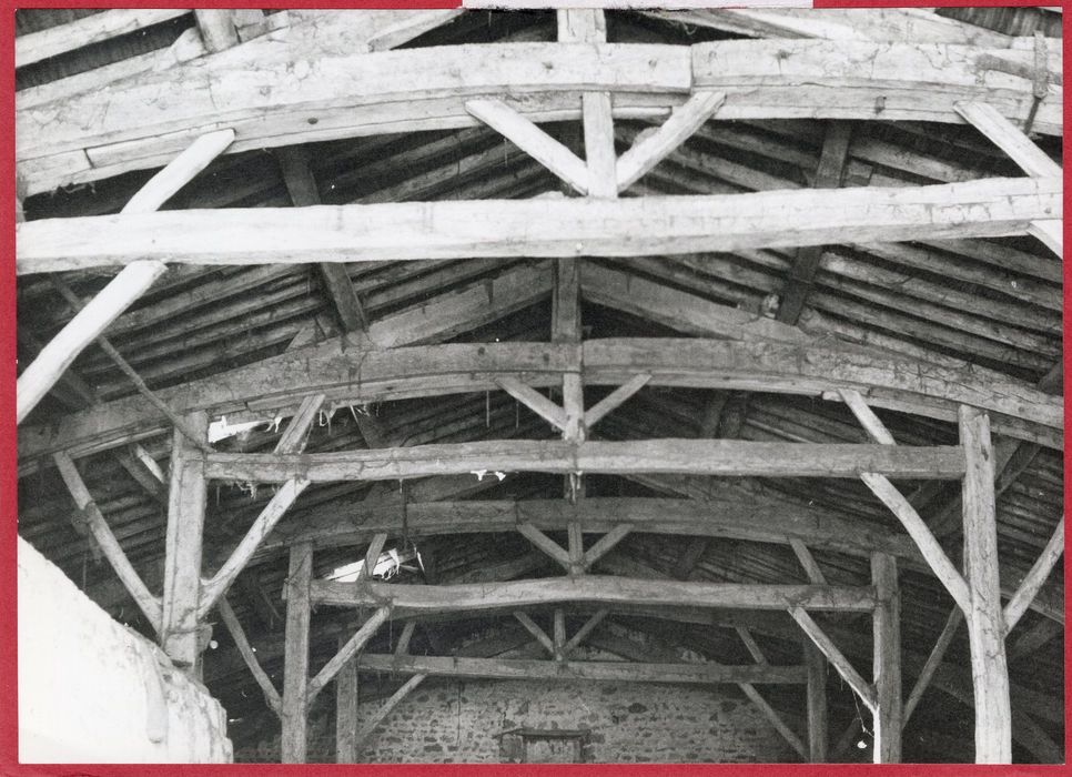 grange, vue partielle de la charpente