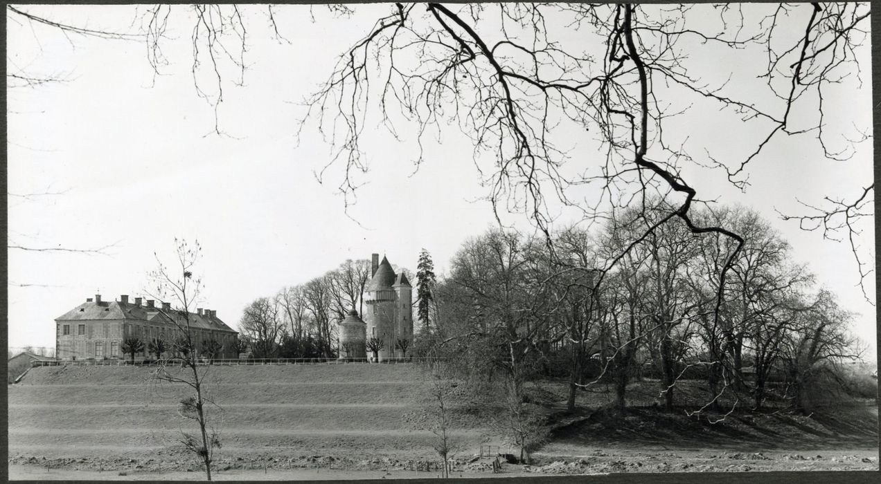 vue générale du château dans son environnement depuis le Nord-Est