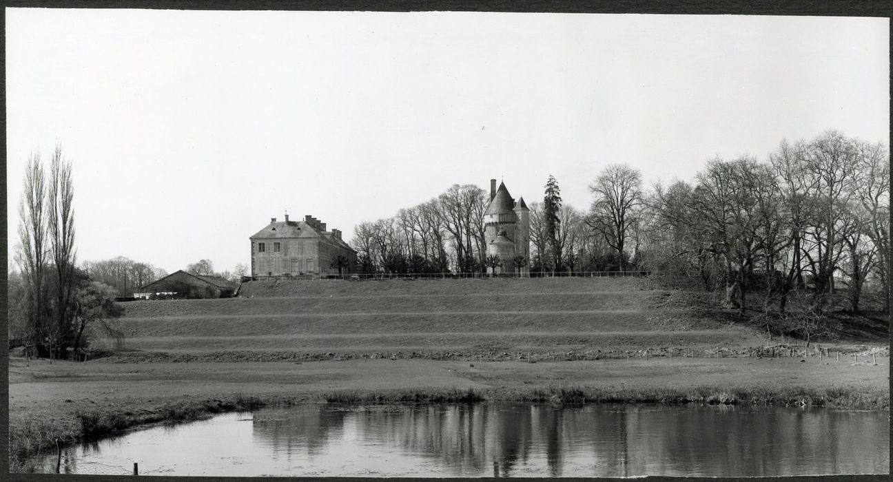 vue générale du château dans son environnement depuis l’Est