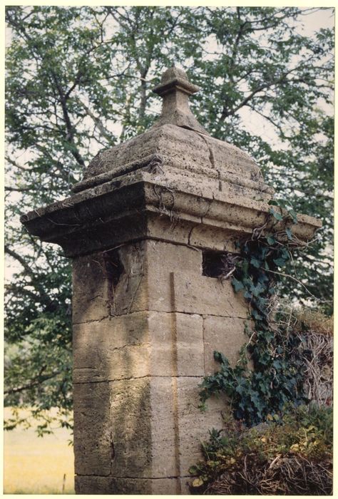 parc, détail d’un pilier d’entrée d’accès au potager