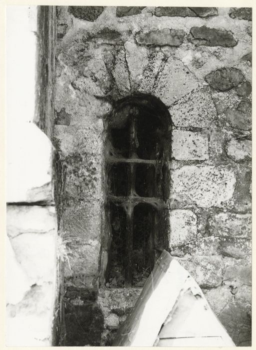 façade sud, détail d’une baie romane