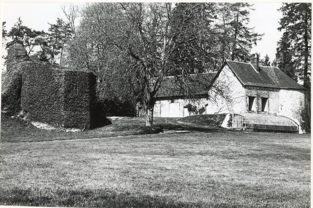 vue partielle des ruines (tour n°6) avec la maison de gardien