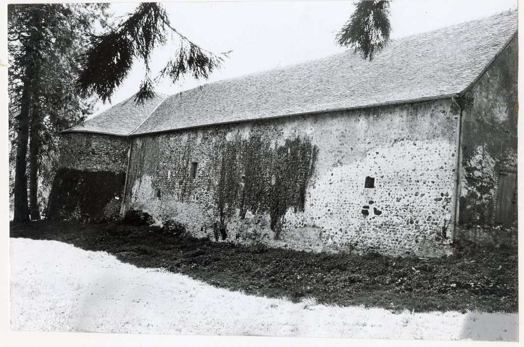 vue partielle des ruines (tour n°6) avec le bâtiment des communs