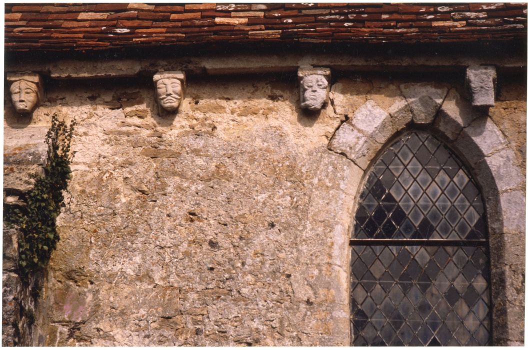 chapelle, façade sud, détail des modillons