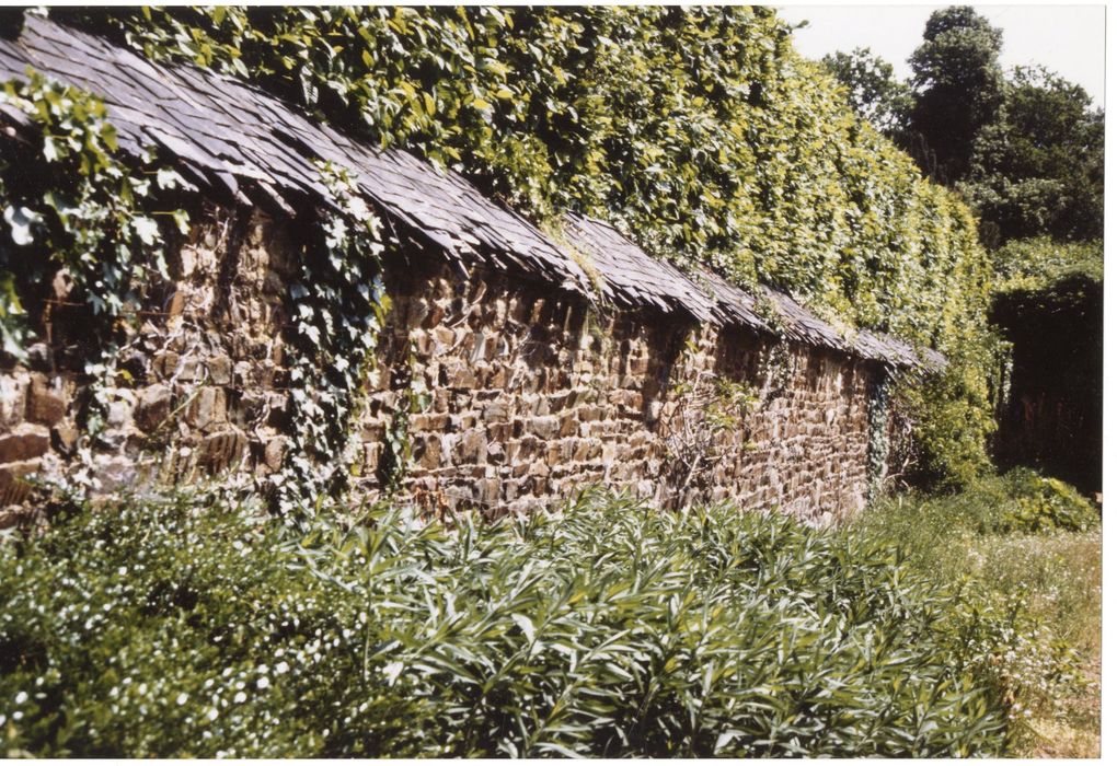 mur de clôture longeant au sud les deux premières terrasses
