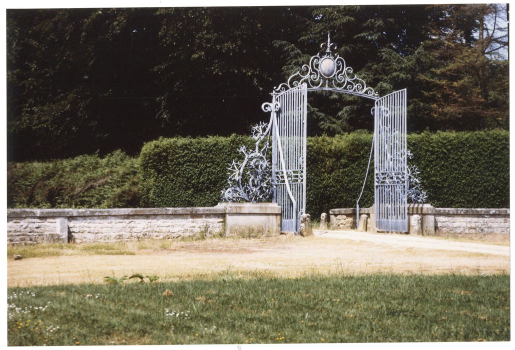 grille d’accès ouest