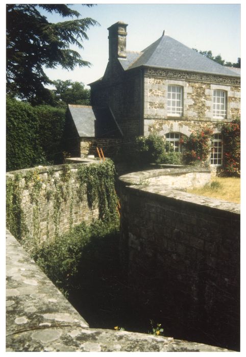 sauts-de-loup fermant l’avant-cour à l’ouest