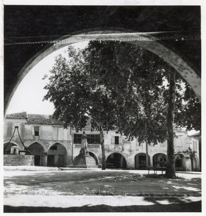 vue partielle de la place