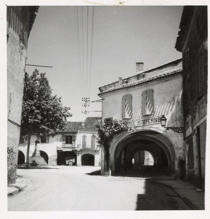 vue partielle de la place