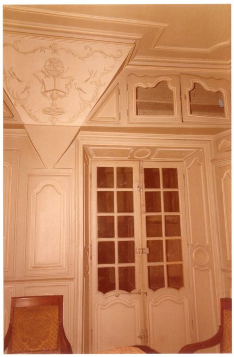 grand salon, vue partielle des lambris de revêtement