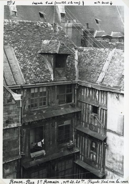 façades sur cour, vue partielle