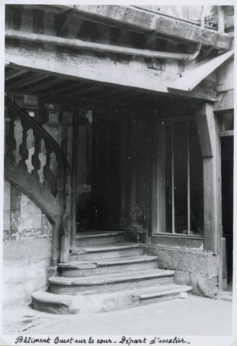 escalier sur cour, vue partielle
