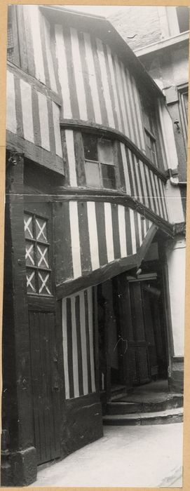 2e cour intérieure, façade ouest, avant-corps de l’escalier