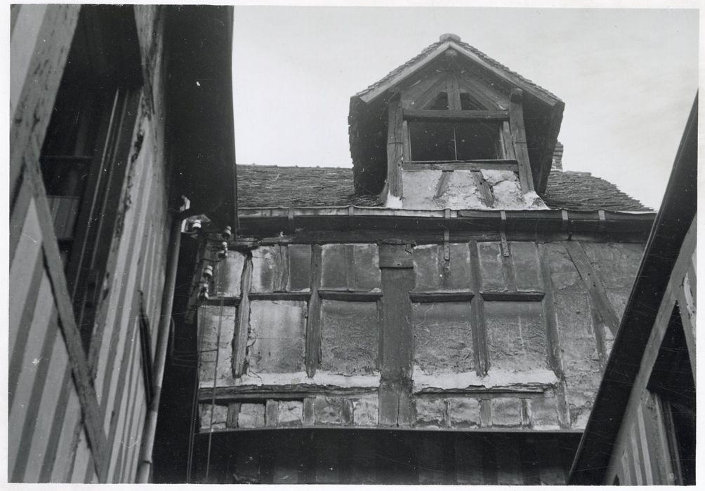 cour intérieure, détail de deux baies et d’une lucarne