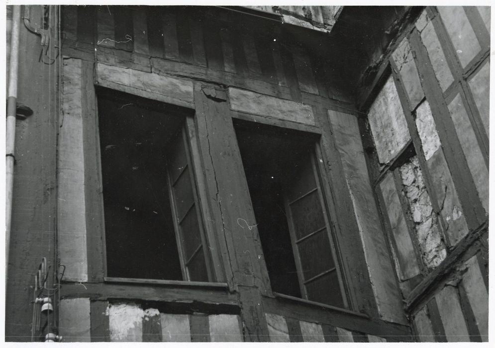 cour intérieure, détail de deux baies