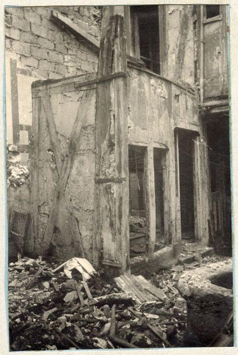 façade sur cour, vue partielle