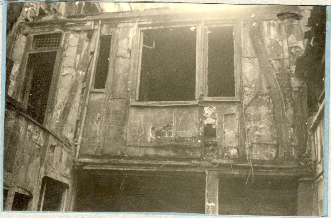 façade sur cour, vue partielle