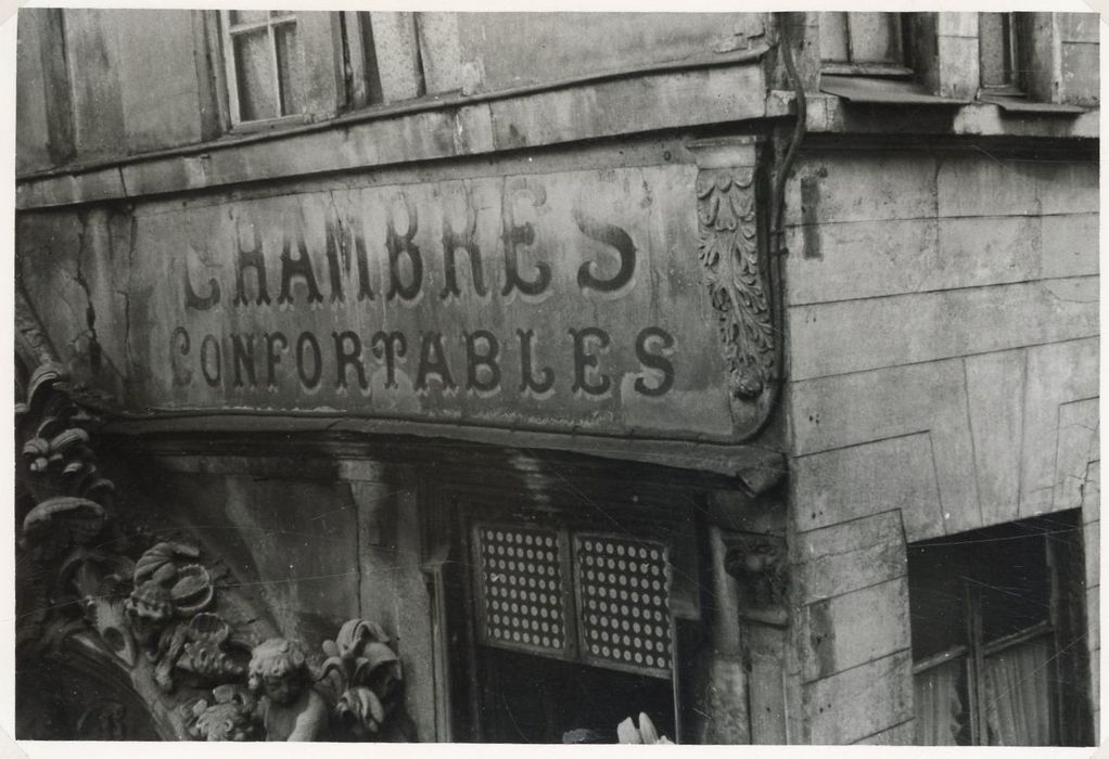 façade sur la rue du Gros Horloge, détail de l’enseigne
