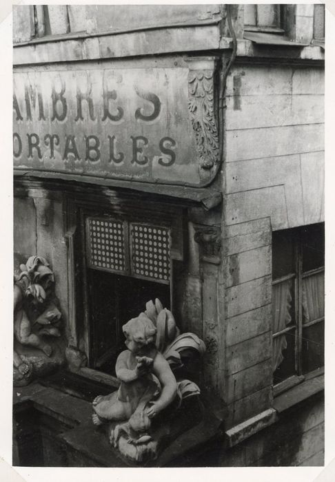 façade sur la rue du Gros Horloge, détail de la fontaine