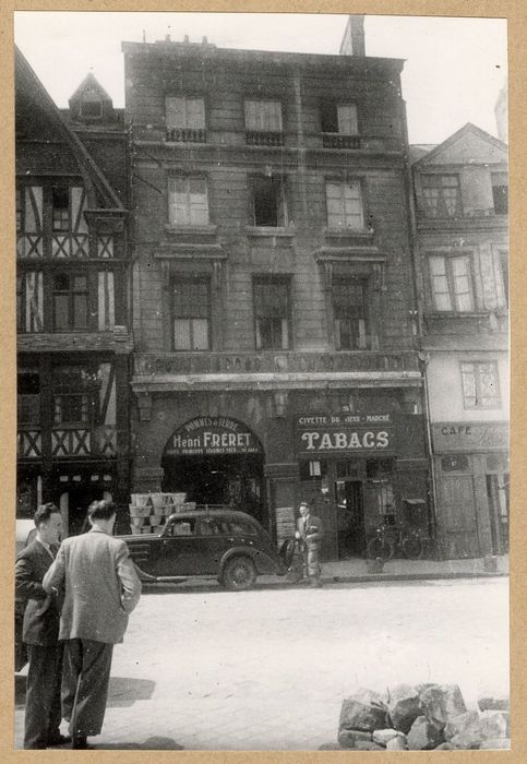 façade sur la place