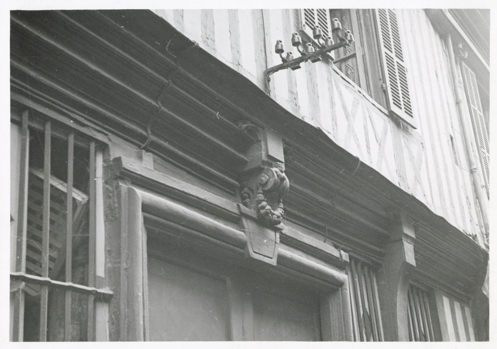 façade sur rue, détail de l’agrafe au-dessus de la porte d’accès