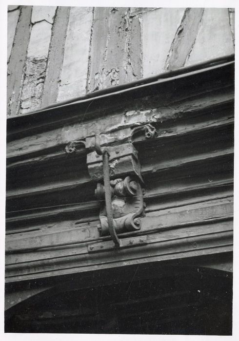 façade sur rue, détail de l’agrafe au-dessus de la porte d’accès