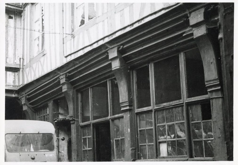 façade sur cour, vue partielle