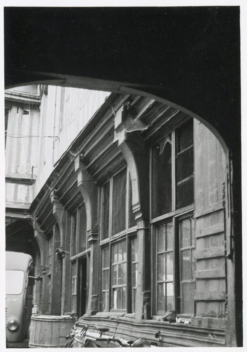 façade sur cour, vue partielle
