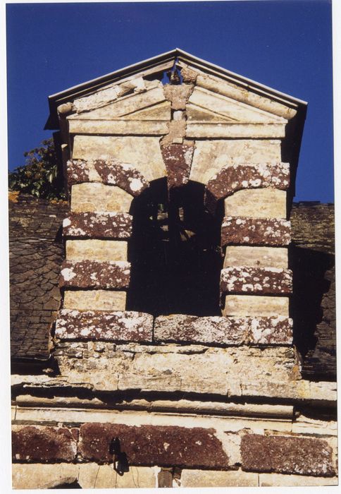 porterie, façade sud, détail d’une lucarne