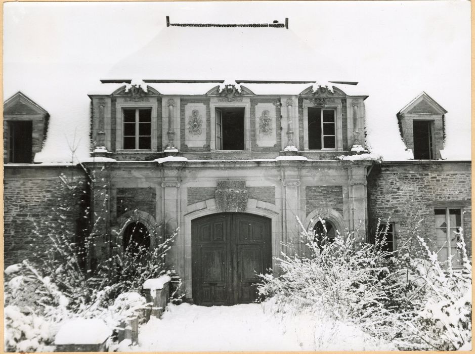 façade est, porche d’accès à la cour d’honneur