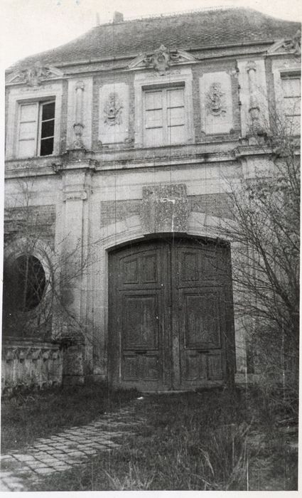 façade est, porche d’accès à la cour d’honneur