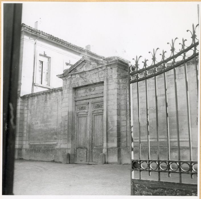 portail d’accès sur la cour d’honneur