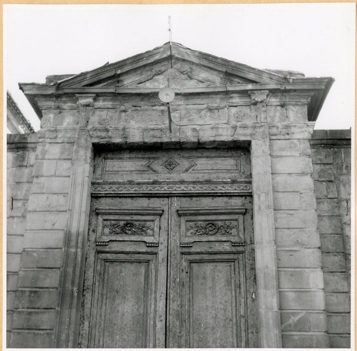 portail d’accès sur la cour d’honneur, vue partielle